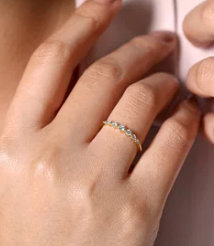 14K Yellow Gold Graduating Single Prong Diamond Band Ring